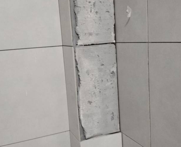 麻阳瓷砖空鼓维修公司分享下瓷砖施工前基层浇水润湿程度不足，可能导致以下问题